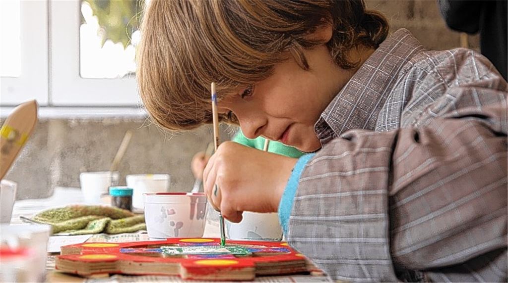 Die Kinder der Mühlhäuser Grundschule haben Spaß am Bemalen der Mühlräder.