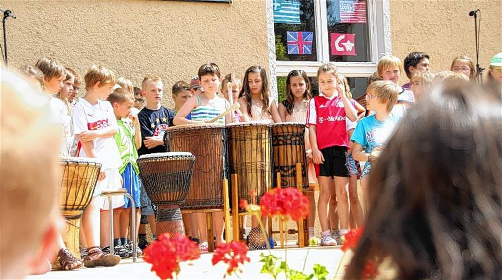 Die Kinder der Wendlerschule beweisen ihre Musikalität und sorgen bei der Feier zum 60. Geburtstag für den richtigen Ton. 