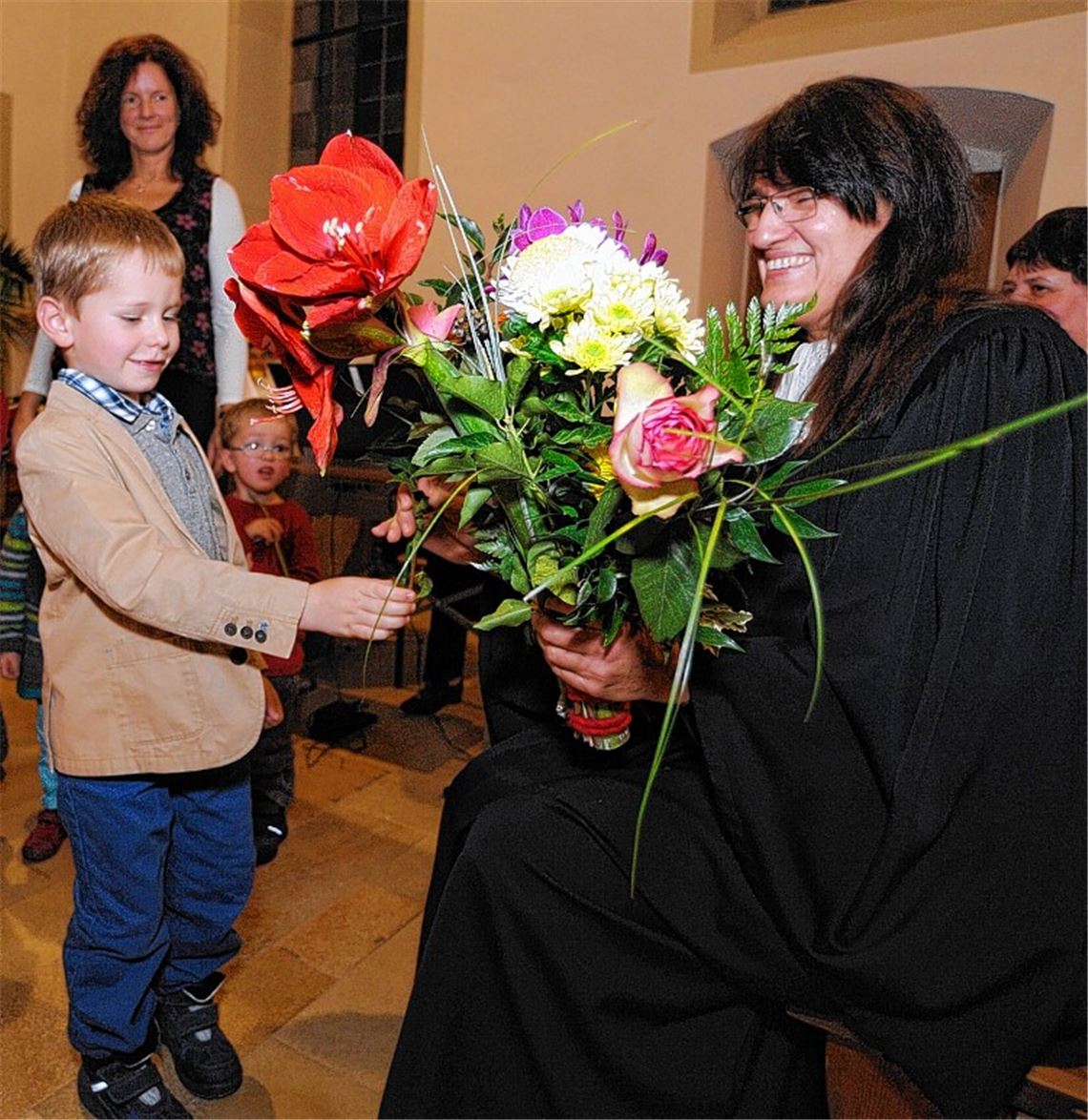 Die Kinder des Kindergartens Löwenzahn verabschieden Pfarrerin Hanna Wimmer. Foto: Fotomoment