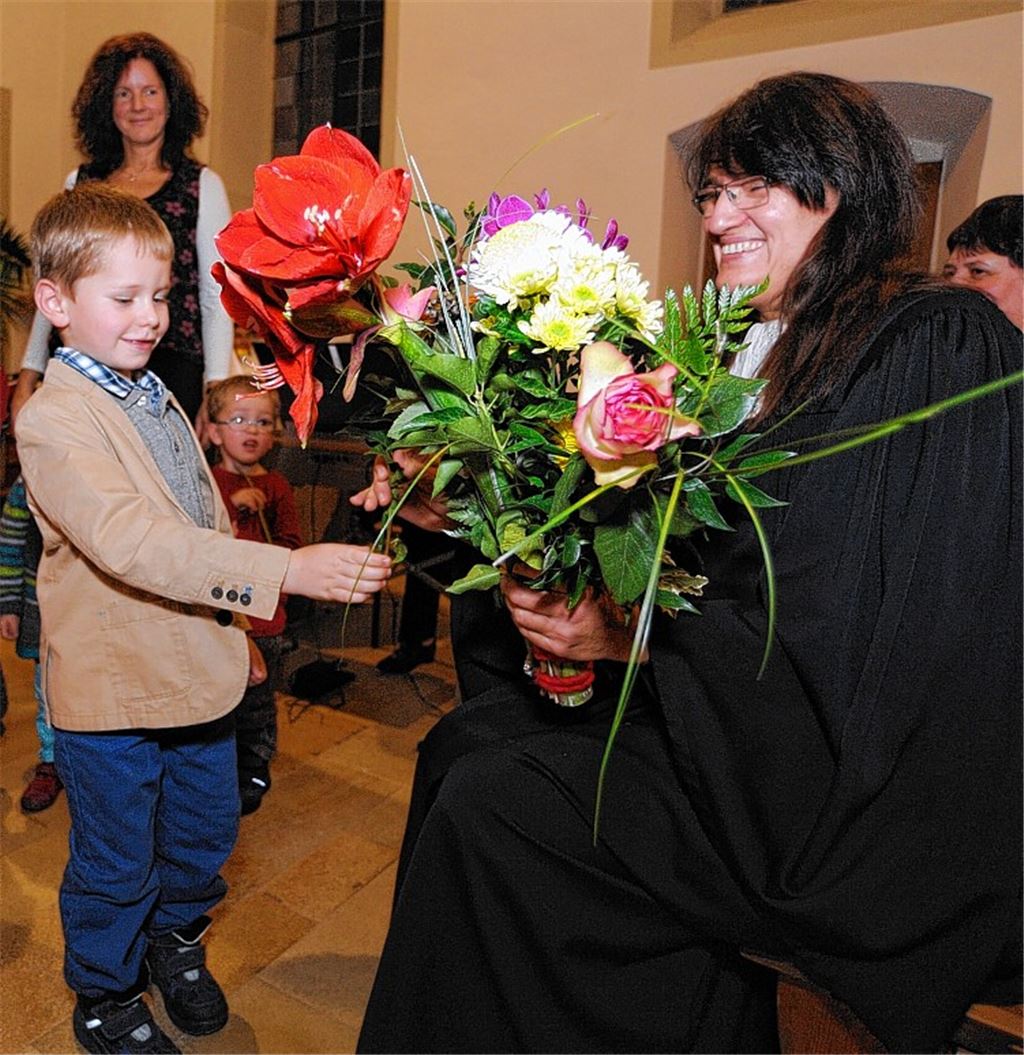 Die Kinder des Kindergartens Löwenzahn verabschieden Pfarrerin Hanna Wimmer. Foto: Fotomoment