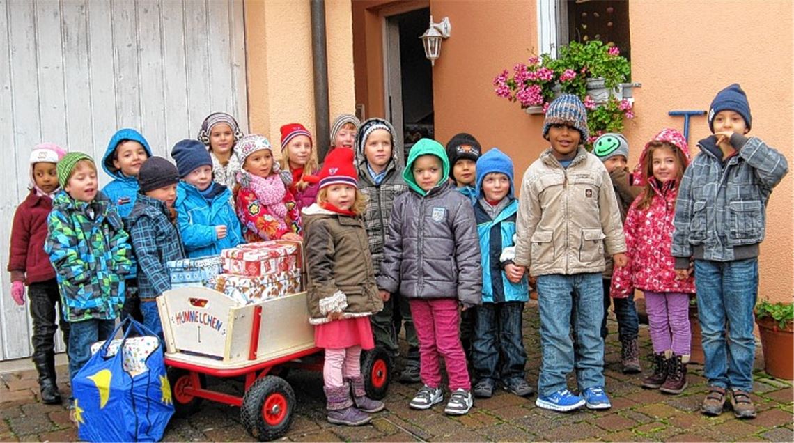 Die Kinder des Lomersheimer Hummelberg-Kindergartens liefern ihre Päckchen mit dem Bollerwagen an der Sammelstelle ab.