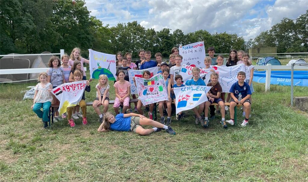Die Kinder des TVM-Zeltlagers mit ihren selbstgestalteten Weltreise-Plakaten. Foto: privat