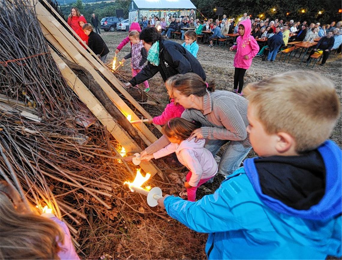 Die Kinder entfachen bei der Sonnwendfeier der Naturfreunde Enzberg das Feuer.