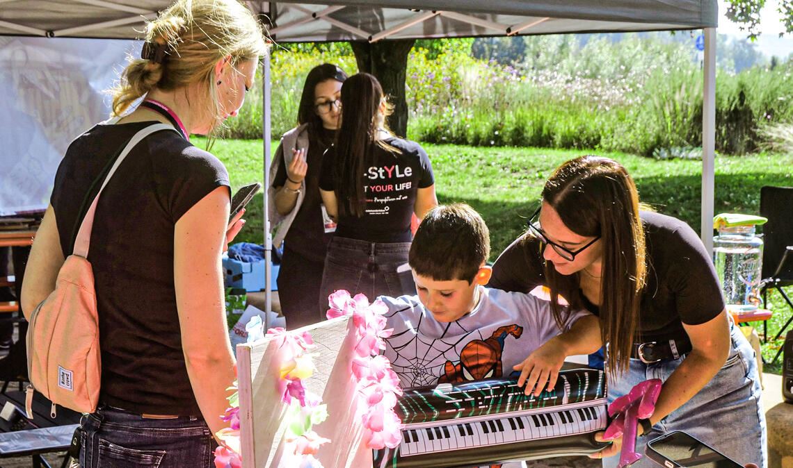„Enzival“ ist mehr als ein Musikfestival Die Kinder- und Jugendarbeit stellt sich mit vielen Mitmachaktionen vor. Fotos: Friedrich