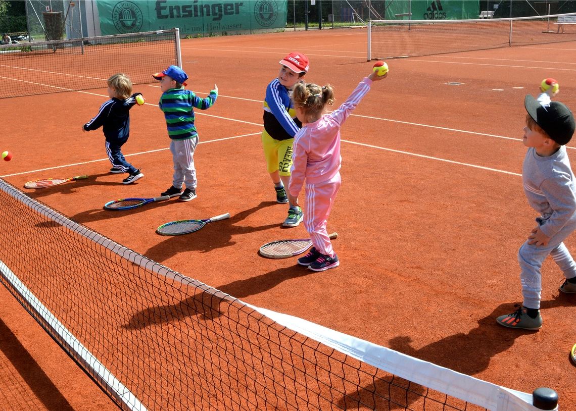 Die Kinder und Jugendlichen – hier beim TC Enzberg – dürfen wie auch Erwachsene wieder Sport treiben. Allerdings gelten dafür im Sinne des Infektionsschutzes immer noch strenge Regeln, die an die Sieben-Tage-Inzidenz des jeweiligen Landkreises gekoppelt sind.Archivfoto: Stahlfeld