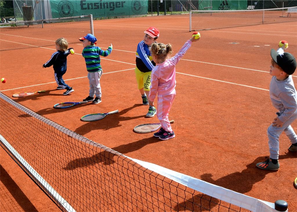 Die Kinder und Jugendlichen – hier beim TC Enzberg – dürfen wie auch Erwachsene wieder Sport treiben. Allerdings gelten dafür im Sinne des Infektionsschutzes immer noch strenge Regeln, die an die Sieben-Tage-Inzidenz des jeweiligen Landkreises gekoppelt sind.Archivfoto: Stahlfeld
