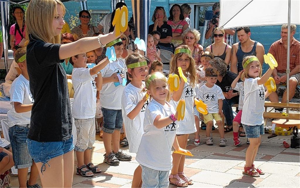Die Kinder unterhalten mit Tanz (Bild li.) und Schauspielkunst: Madita Bolz schwingt beim Max- und Moritz-Singspiel das Bügeleisen.