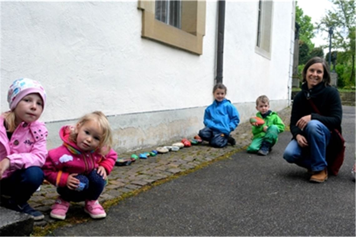 Ein steiniger Weg als Symbol für Gemeinschaft Die Kindergartenkinder Marike (v.li.), Luisa, Jette und Lennart haben ihre bunt bemalten Steine bereits an der Dürrmenzer Kirche abgelegt. Anke Heinrich und Barbara Straub (re.) von der evangelischen St. Andreas-Gemeinde wünschen sich für die Aktion noch viele Nachahmer. Fotos: Stahlfeld