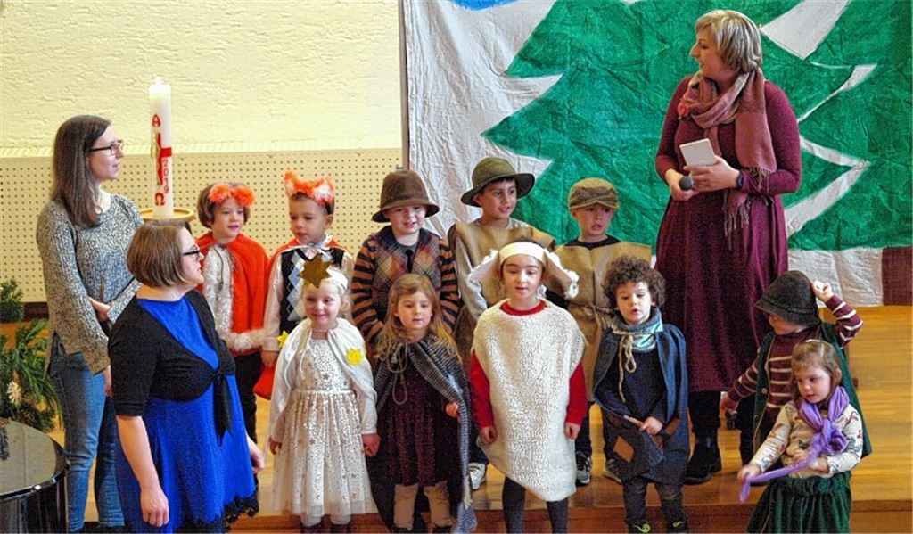 Die Kindergartenkinder bei ihrer Aufführung von „Die vier Lichter des Hirten Simon“.Filitz