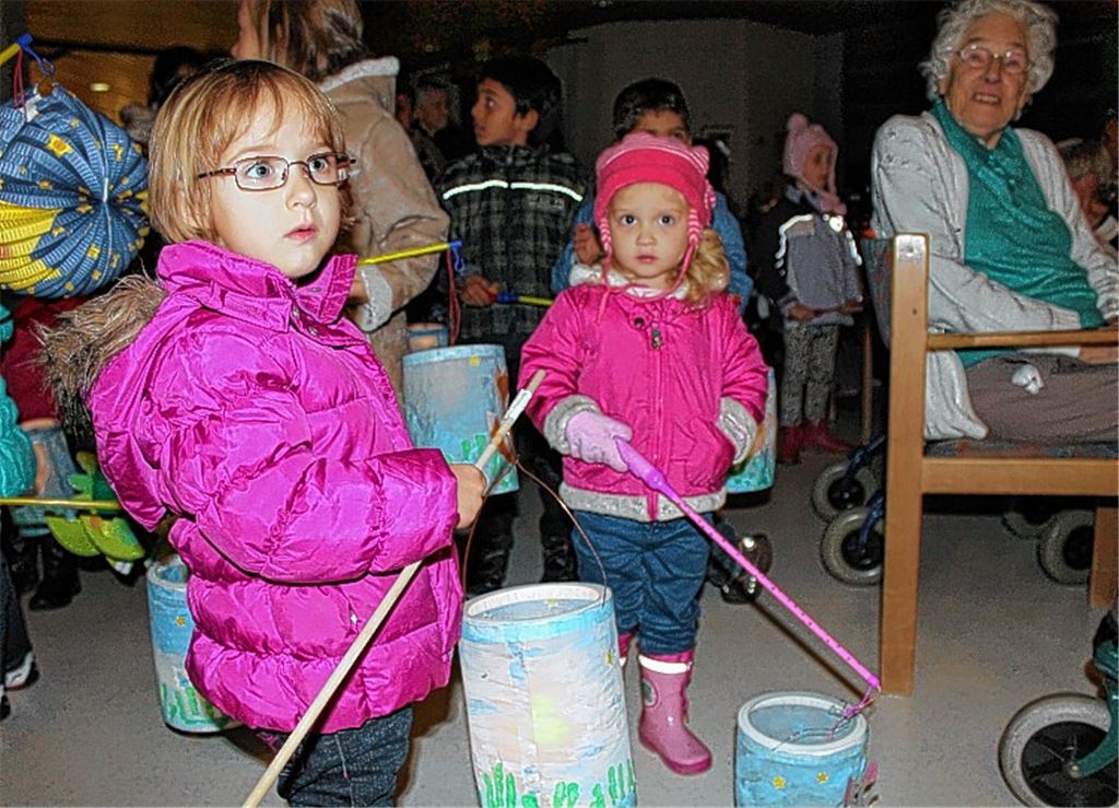 Die Kindergartenkinder singen Lieder für die Senioren im St. Franziskus.