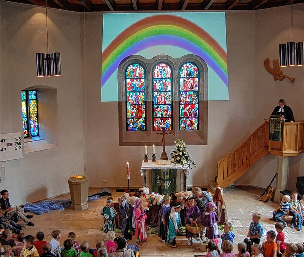 Die Kindergartenkinder spielen die Geschichte der Arche Noah nach.