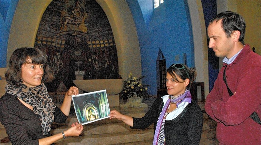 Die Kirche als Kunstwerk: Am „Tag des offenen Denkmals“ stellt Sonja Hagenlocher (li.) die katholische Herz-Jesu-Kirche in Mühlacker vor – mit der Farbgestaltung früher und heute.