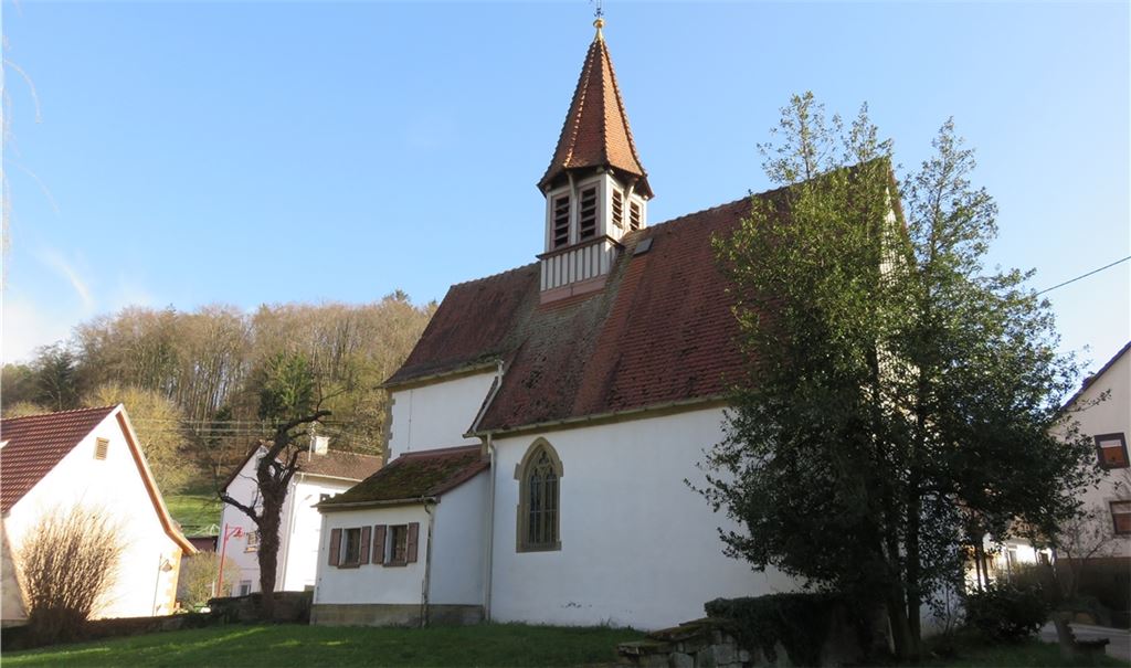 Die Kirche ist von Grün umgeben und zieht nicht nur Menschen an. Auch Vögeln ist sie eine Heimat.