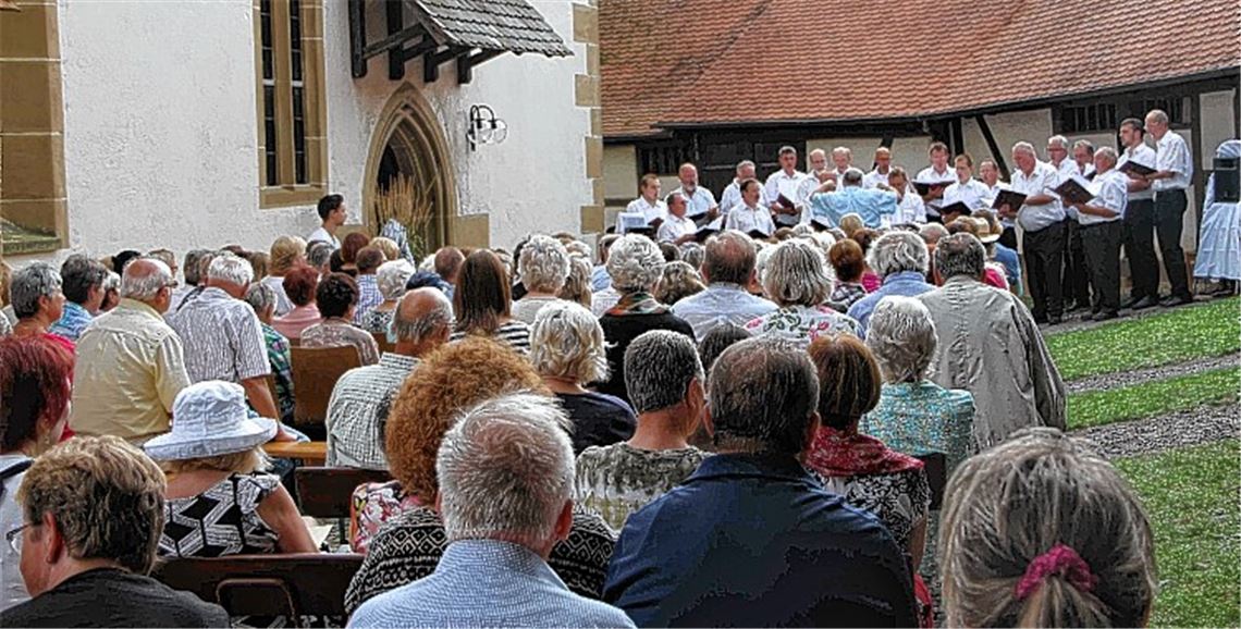 Die Kirchenburg ist gut besucht bei der Serenade des MGV Freundschaft. Foto: Kuneckk