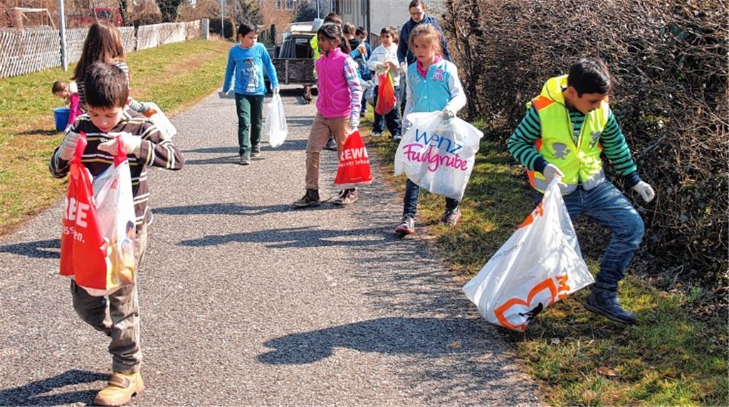 Die Klasse 2b der UvD-Schule mit ihrer Klassenlehrerin Natalie Westermann säubert Straßen und Wegränder in Dürrmenz. Foto: Appich