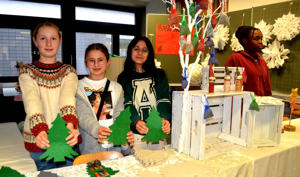 Die Klasse 6a hat für die Besucherinnen und Besucher gebastelt.