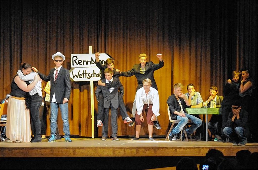 Die Klasse 8b der Freien Schule Diefenbach führt das Theaterstück „Timm Thaler“ auf.