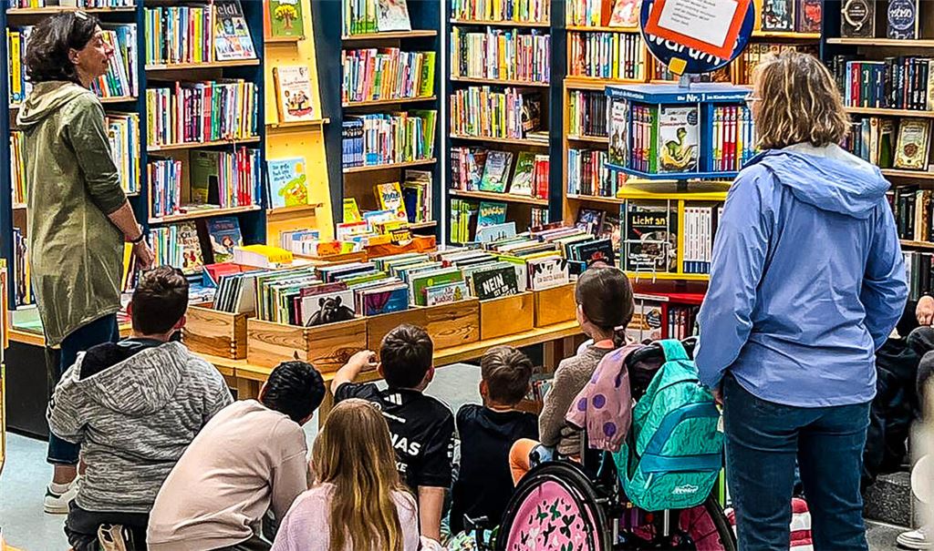 Die Klassen bekommen Einblicke in die Arbeit einer Buchhandlung. Fotos: privat