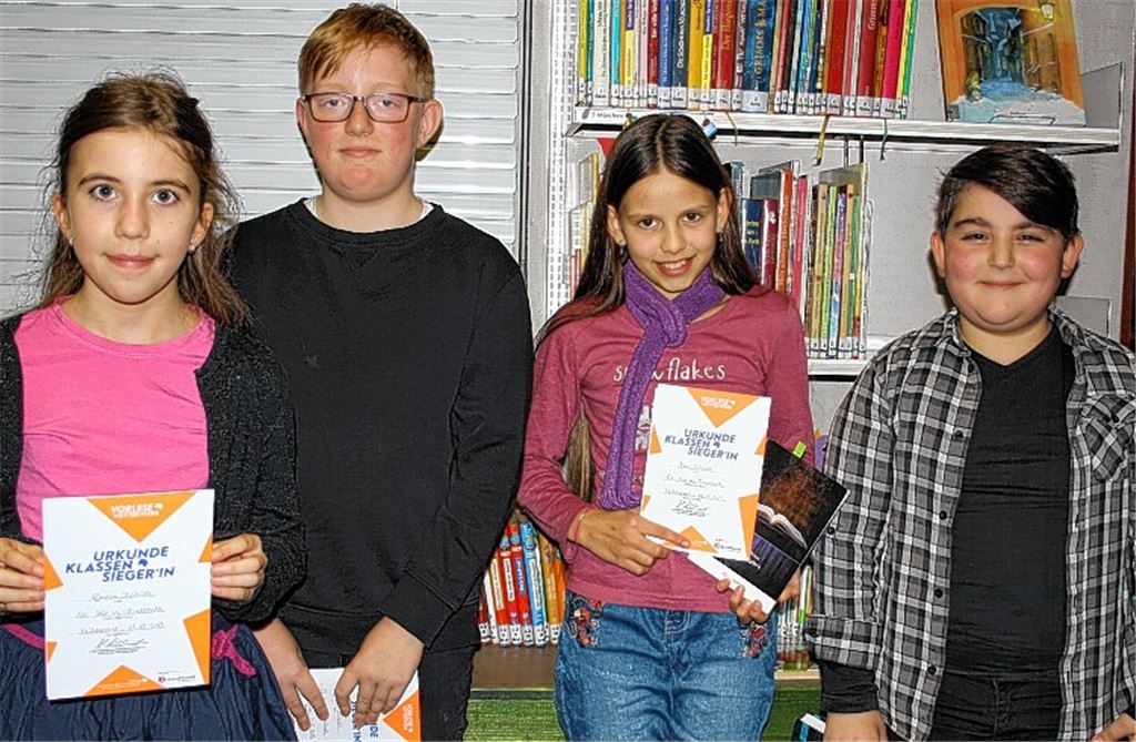Die Klassensieger der sechsten Klassen (v. li.) Emma Dietrich, Jacob Deimel, Lea Scheible und Ediz Gürleyen, der von der Jury zum Schulsieger gekürt wurde.privat