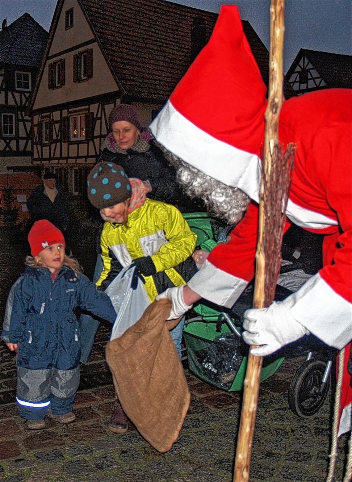Die Kleinen freuen sich auf Geschenke.