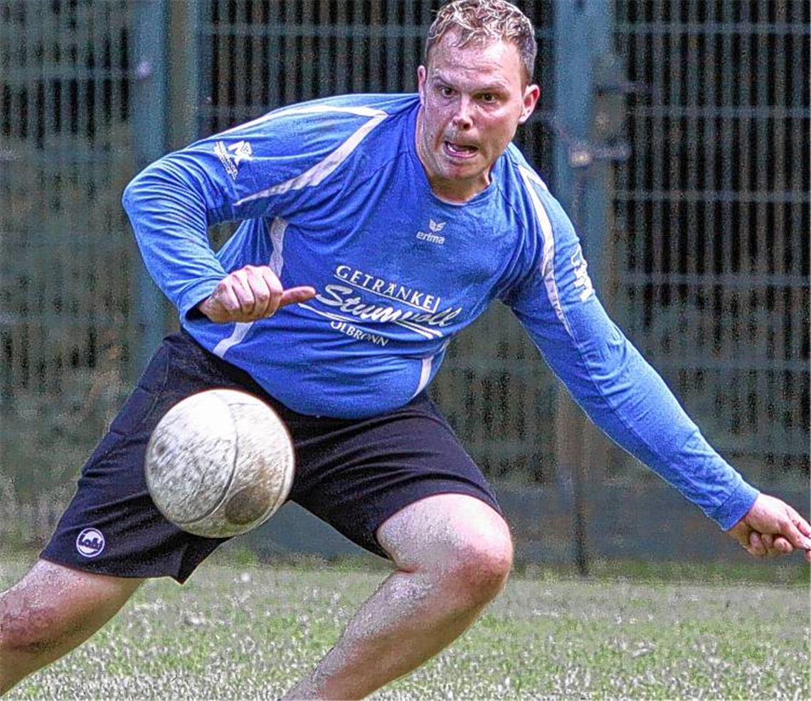 Die Kleinvillarser haben nach einer kurzen Nach im Faustballturnier arg zu kämpfen.