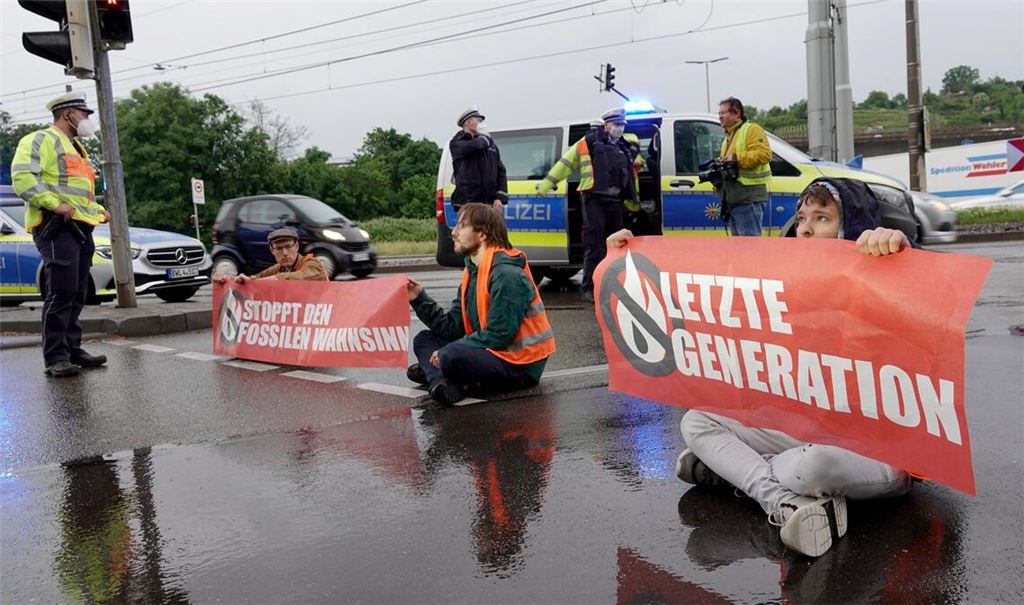 Die Klimaaktivisten blockieren regelmäßig Straßen.
