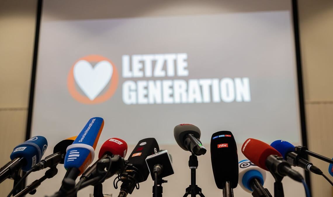 Die Klimaschutz-Aktivisten lenken mit Klebeaktionen an Kunstwerken und Verkehrsblockaden Aufmerksamkeit auf sich.