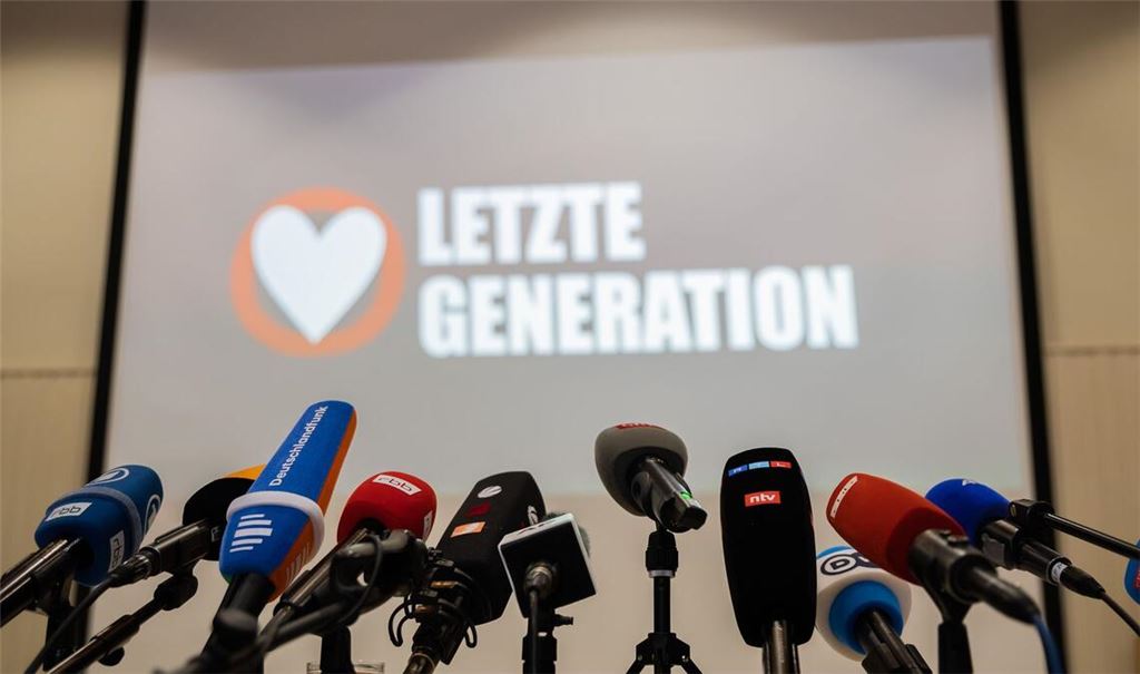 Die Klimaschutz-Aktivisten lenken mit Klebeaktionen an Kunstwerken und Verkehrsblockaden Aufmerksamkeit auf sich.