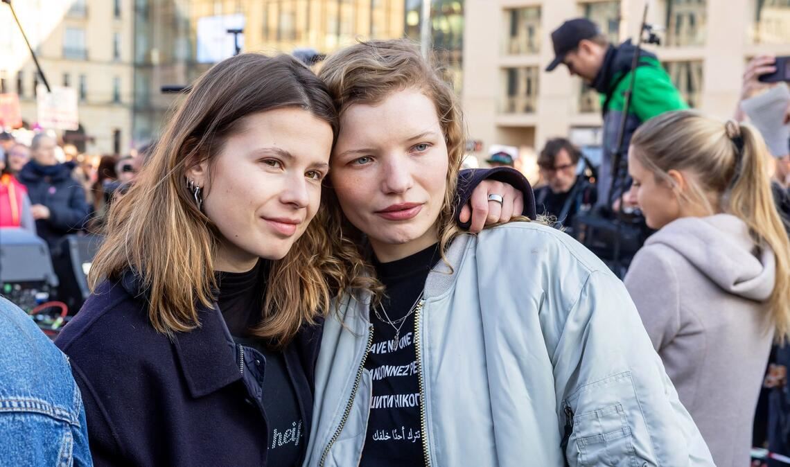 Die Klimaschutzaktivistin Luisa Neubauer (l) zusammen mit der Schauspielerin Luisa-Céline Gaffron bei der Demo.
