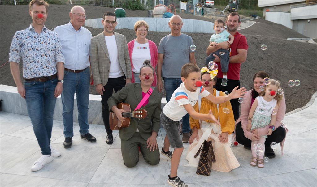 Die Klinikclowns Jens Felger und Berenike Felger (vorne kniend) machen am Montagabend Kinder, Eltern und Vertretern von Christophorushilfe, der Stiftung „Humor Hilft Heilen“ und des Kinderzentrums Spaß. Foto: Fotomoment