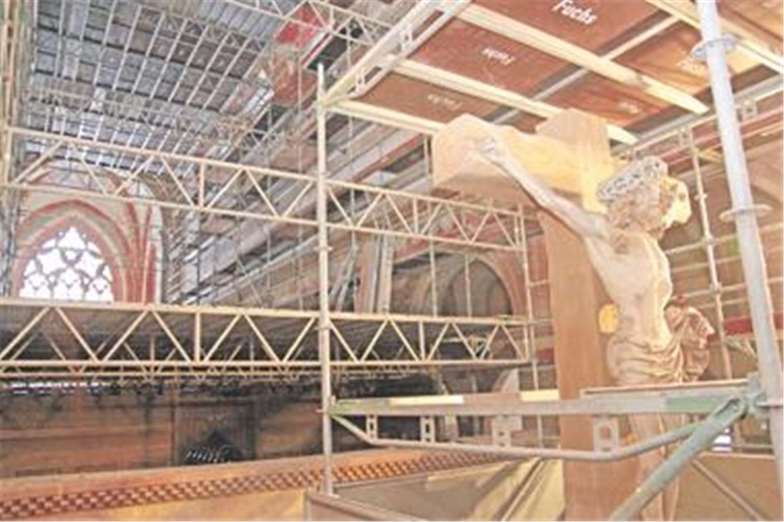 Die Klosterkirche als Baustelle: Innerhalb von 16 Monaten wird der Innenraum inklusive des Deckengewölbes grundlegend saniert. Teil der groß angelegten Renovierung ist auch der Einbau einer neuen Orgel, die nach dem vorläufigen Zeitplan im Sommer 2013 eingeweiht werden soll. So muss die Kirche nach ihrer Wiedereröffnung über ein Jahr lang ohne festliche Orgelklänge leben. Foto: Franz