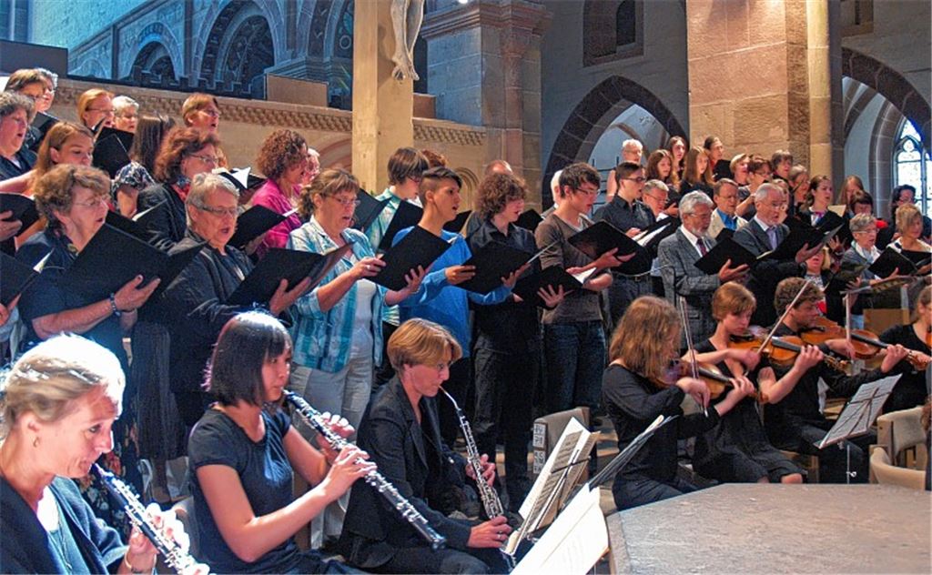 Die Klosterkirche wird Schauplatz eines musikalischen Gottesdiensts, bei dem alle Beteiligten die Herzen der Besucher im vollbesetzten Gotteshaus erreichen. Foto: Filitz