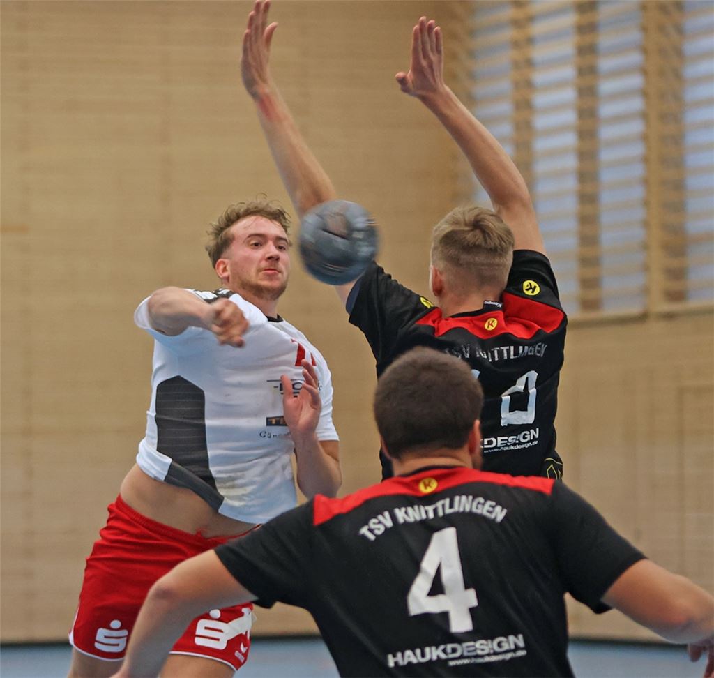 Die Knittlinger Abwehr gerät unter Druck (hier gegen die TGS Pforzheim). Foto: Jürgen Müller