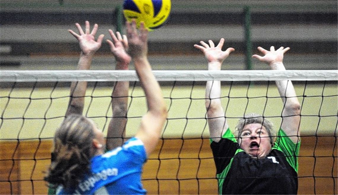 Die Knittlinger Damen (Hintergrund) kämpfen gegen Eppingen vergeblich. Foto: Fotomoment
