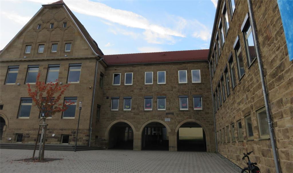 Die Knittlinger Faust-Schule, auch die Grundschule in Freudenstein, hat ein Platzproblem. Die Kernzeitbetreuung wird bei den nachwachsenden Klassen immer stärker nachgefragt. Das Raumangebot passt nicht mehr. So müssen in Knittlingen Kinder während der Betreuungszeiten unter anderem in den Alten Festsaal, rechts im Bild, ausweichen, der nicht entsprechend möbliert ist. Foto: Becker