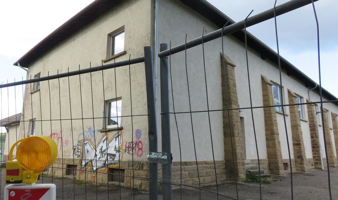 Die Knittlinger Festhalle wird abgerissen. Doch wie wird der Verlust kompensiert? Der Gemeinderat will zweigleisig fahren und hofft weiter auf Fördermittel. Foto: Becker