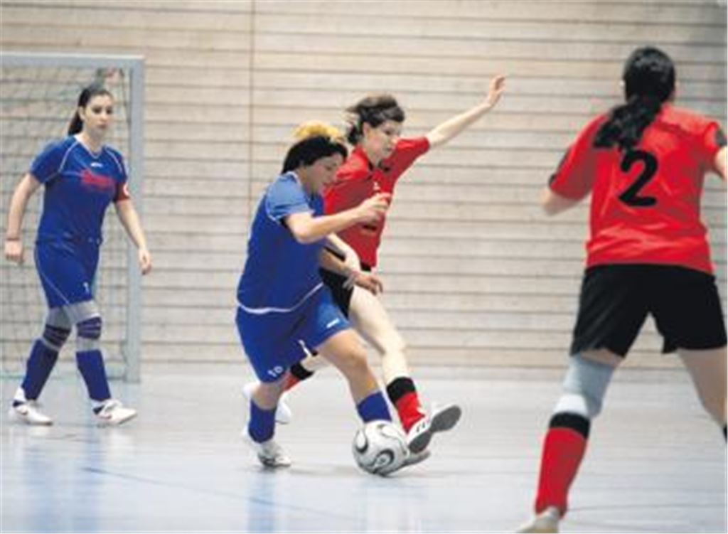 Die Knittlinger Frauen (blaue Trikots) kontrollieren das Spiel: Fatma Isik (am Ball) und ihr Team machen den Sportfreunden Mühlacker im Finale das Leben schwer.
Fotos: Tilo Keller
