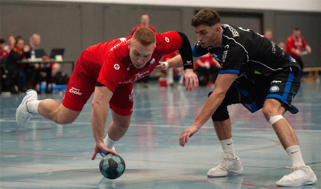 Die Knittlinger Handballer (in Rot) haben einen Lauf. Gegen die HSG Ettlingen gelang der zehnte Sieg in Folge. Foto: Fotomoment