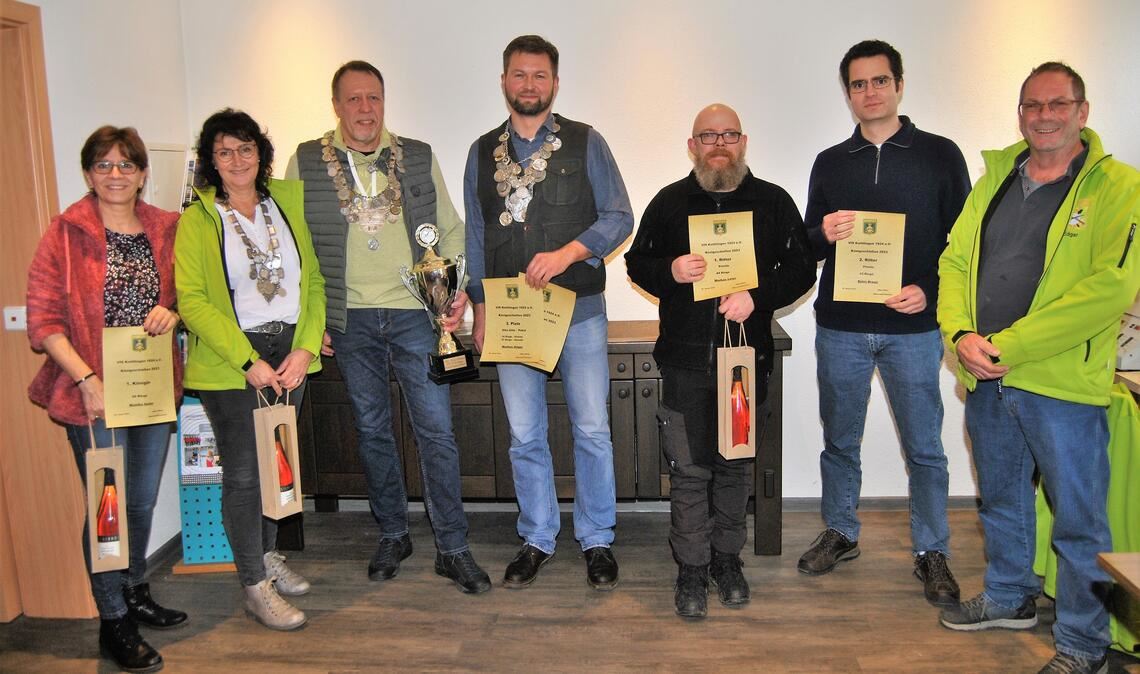 Die Knittlinger Schützenkönige mit ihren Rittern und Prinzessinnen. Foto: Haller