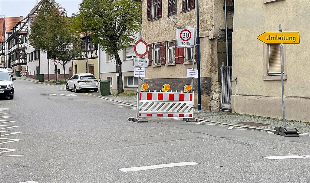 Die Knittlinger Straße in Lienzingen ist derzeit nur eingeschränkt benutzbar. Doch am dritten Adventswochenende könnte die Baustelle im besten Fall schon Geschichte sein. Foto: privat