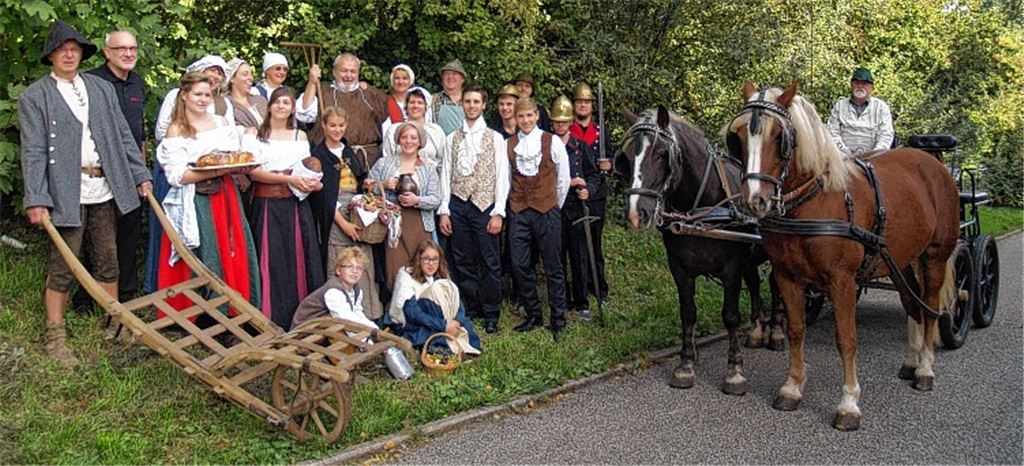 Die Knittlinger Theatergruppe „Laterna Mystica“ in ihren zeittypischen Kostümen, die das Publikum in Schillers Zeit versetzen.Fotos: Filitz