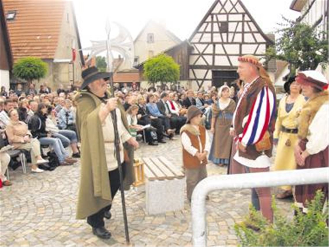 Die Knittlinger Theatergruppe Laterna Mystica unterhält ihr Publikum beim Fauststadtfest. Dieses Jahr steht ein neues Stück auf dem Programm. Archivfoto: Haller