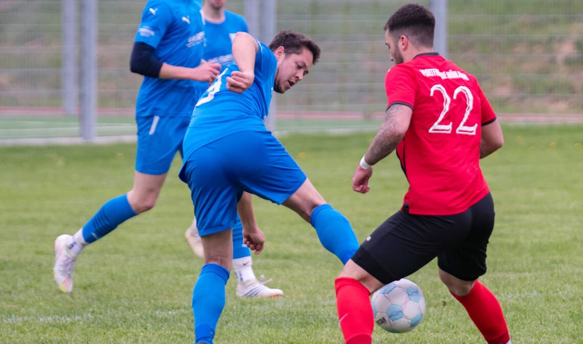 Die Knittlinger (blaue Triktos) holen sich drei Punkte. Foto: Fotomoment