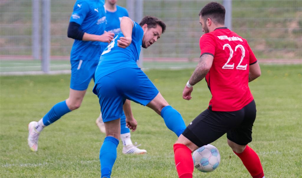 Die Knittlinger (blaue Triktos) holen sich drei Punkte. Foto: Fotomoment