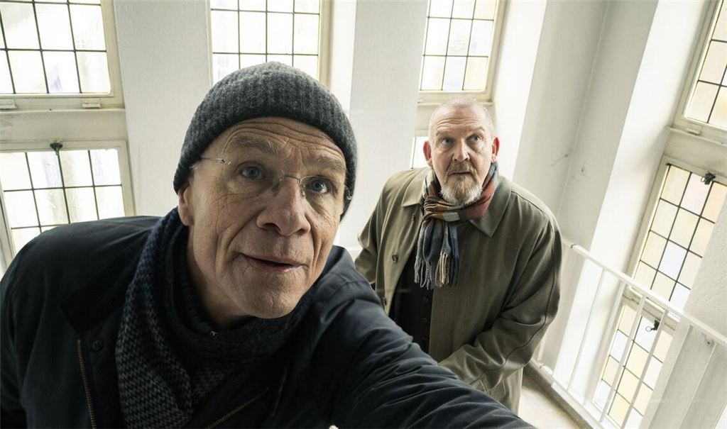 Die Kölner Ermittler Max Ballauf (Klaus J. Behrendt, li.) und Freddy Schenk (Dietmar Bär) ermitteln dieses Mal beim Kinderfernsehen.