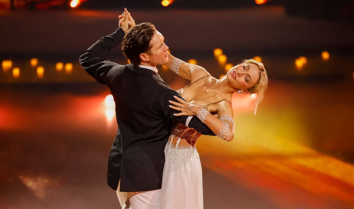 Die Königin der Standard-Tänze: Sängerin Anna-Carina Woitschack und Profitänzer Evgeny Vinokurov sahnten im Halbfinale viel Jurypunkte ab.