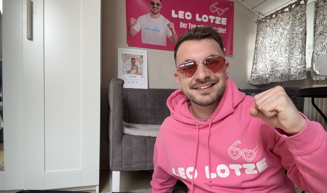 Die Koffer für Mallorca sind gepackt – und die Herzbrille ist natürlich dabei. Foto: Rubner