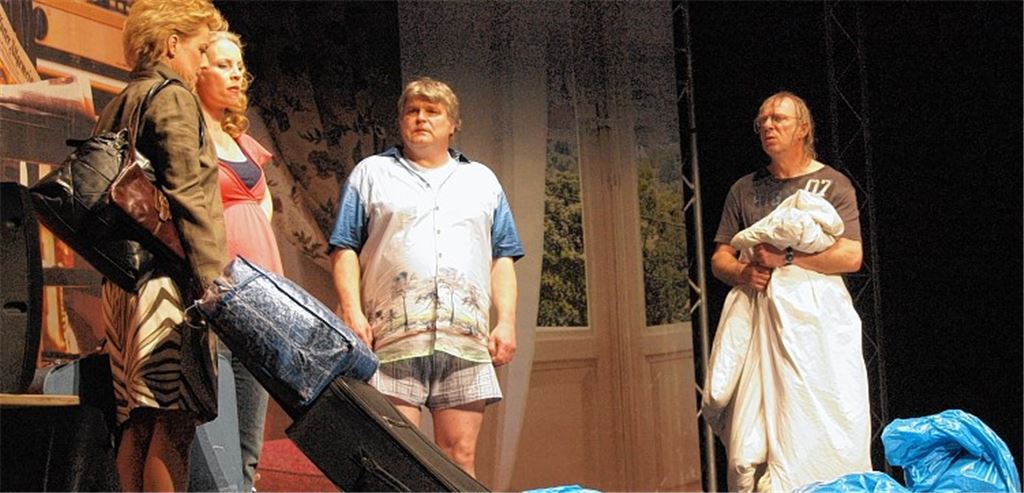 Die Koffer sind gepackt: Dass ihre Ehemänner nach dem Abschied aus dem Berufsleben dem Nichtstun verfallen sind, gefällt ihren besseren Hälften gar nicht.