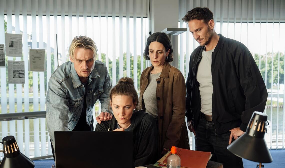 Die Kollegen von Pia Heinrich (Ines Marie Westernströer, 2.v.l.) haben genug damit zu tun, sich auf die besondere Atmosphäre im Dorf und ihre besonderen Bewohner einzulassen. (Handout)