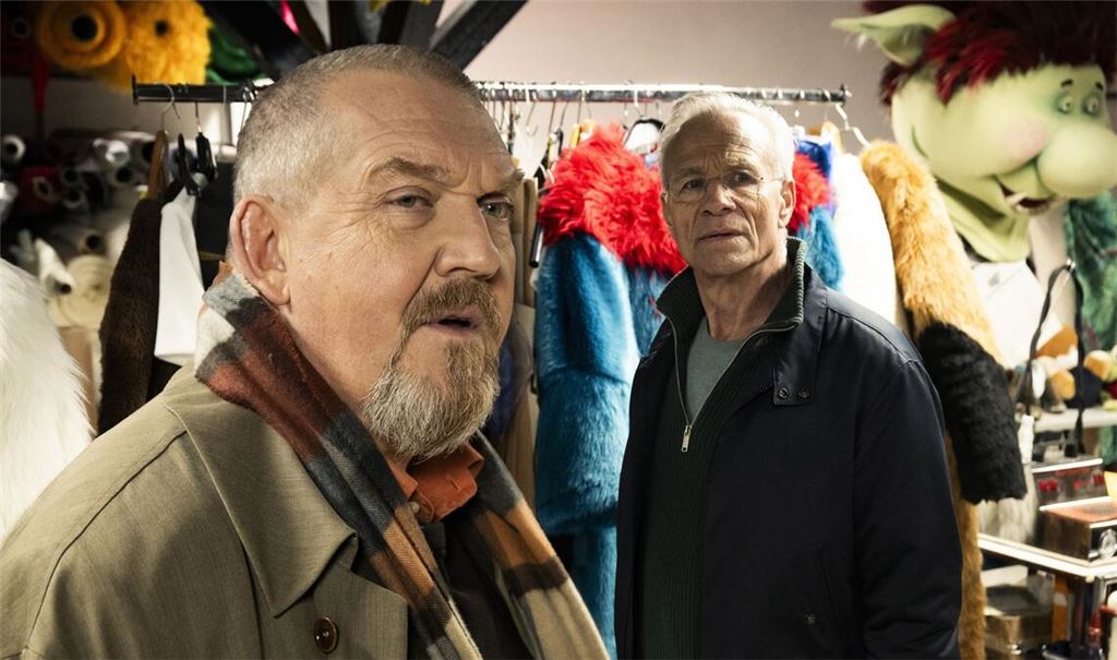 Die Kommissare Max Ballauf (Klaus J. Behrendt, re.) und Freddy Schenk (Dietmar Bär, li.) in der Requisite.